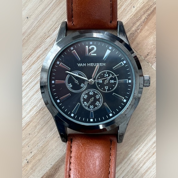 Van Heusen Men's Watch Brown Leather Strap Black
Round Dial Stainless Hands - Picture 2 of 12